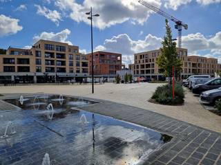 <u><strong>Centraal gelegen nieuwbouw handelsgelijkvloers (160m²) met gezellig terras (130m²) op een TOPlocatie!<br /><br />Je eigen zaak in de vernieuwde dorpskern van Zonhoven?<br />Casco nieuwbouw handelsgelijkvloers met terras te huur in het bruisende Zonhoven.<br /><br />Opstartdatum overeen te komen.<br />Oplevering +- maart/april 2027 (eerder kan ook indien gewenst, maar zeker geen must</strong></u><br /><br />In De Kwint onderneem je op een toplocatie in het hart van Zonhoven, vlak bij het dorpsplein en het gemeentehuis. Ook het populaire buurtcafé, de evenementenzaal en het nieuwe politiekantoor liggen op wandelafstand. Aan passage dus geen gebrek! Als ondernemer kom je bovendien terecht in een jonge en dynamische omgeving: de nieuwe bewoners van de 60 appartementen boven de handelsruimtes vormen een potentiële vaste klantenbasis.<br />Ondernemen in De Kwint betekent ondernemen met mogelijkheden.<br /><br />De handelspanden zijn duurzaam en energiezuinig gebouwd, waardoor je maandelijkse kosten laag blijven. Dankzij de flexibele indeling en open structuur kan de ruimte eenvoudig worden aangepast aan uiteenlopende doeleinden, van koffiebar, traiteur, winkel tot kantoor of praktijkruimte. Dit is de plaats om jouw concept volledig tot leven te brengen  en je kanhet pand volledig naar eigen smaak afwerken en inrichten.<br /><br /><u><strong>Troeven:</strong></u>
<ul>
	<li>Centraal gelegen in het bruisende Zonhoven</li>
	<li>60 nieuwbouwappartementen en handelsruimtes die extra klantenpotentieel bieden</li>
	<li>Vernieuwde dorpskern met veel passage </li>
	<li>Handelsgelijkvloers +/- 160 m²</li>
	<li>+/- 130 m² terras (deels benut door aanplanting)</li>
	<li>Volledig nieuwbouw – casco afwerking </li>
	<li>Klaar voor jou concept op maat te maken</li>
	<li>Vlot bereikbaar met het openbaar vervoer én parkeergelegenheid in de nabije omgeving</li>
	<li>Ideaal voor zowel starters als gevestigde ondernemers.</li>
	<li>Duurzaam en energiezuinig gebouw = lage vaste kosten</li>
	<li>Breed inzetbaar: geschikt voor horeca, winkel, kantoor of praktijkruimte</li>
	<li>Moderne en frisse uitstraling binnen een nieuw en levendig gebouwcomplex</li>
</ul>
<br />Laat deze unieke kans niet liggen en neem zsm contact met Koen!