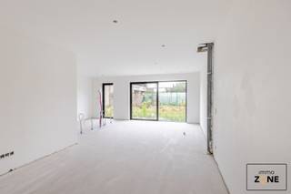 Een knappe en ruime nieuwbouwwoning met een bewoonbare oppervlakte van 205 m², op een centrale doch rustige locatie, voorzien van alle...