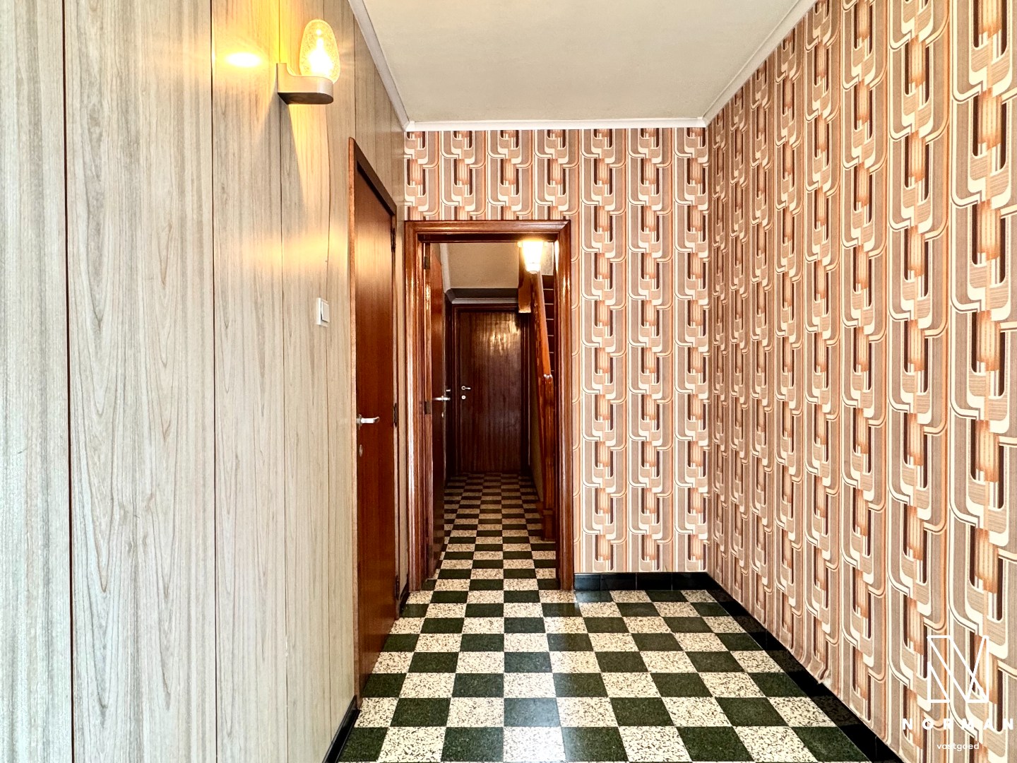 Karaktervolle woning met 4 slaapkamers en garage op perceel van 930 m² te koop met groot atelier en aanzienlijk stuk grond in centrum Hulste! - foto 4