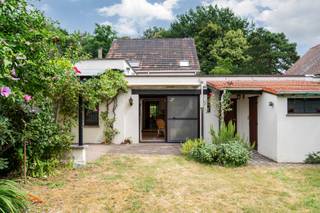 <p><strong>Sommige huizen hebben geen perfecte afwerking nodig om je te raken. Ze doen dat met hun uitstraling. En in de rustige Marreweg, vlakbij het centrum van Ranst, staat zo'n woning. Omringd door groen, in een straat waar enkel lokaal verkeer passeert, woon je hier in alle rust terwijl winkels, scholen en belangrijke invalswegen nooit ver weg zijn. Dit is een huis dat vandaag renovatie vraagt, maar tegelijk barst van het karakter en de mogelijkheden. Een plek waar je niet alleen een woning koopt, maar ook een toekomst. Kom binnen…</strong></p><p></p><p><strong>Een huis met een ziel</strong></p><p>Nog voor je binnenstapt, valt de tijdloze architectuur je ongetwijfeld op. Dit is zo'n woning die zich niet laat vergelijken met dertien-in-een-dozijn. Ze werd bovendien bijzonder degelijk gebouwd: een sterke basis voor wie droomt van een warme gezinswoning die helemaal naar eigen smaak mag groeien.</p><p></p><p><strong>Leven in het licht</strong></p><p>De leefruimte voelt aangenaam licht aan en werd logisch ingedeeld. Hier ontstaat moeiteloos een plek waar het dagelijkse leven zich afspeelt: samen eten, bezoek ontvangen of gewoon genieten van de rust die deze woning uitstraalt.</p><p></p><p><strong>Ruimte voor vandaag én morgen</strong></p><p>Met drie volwaardige slaapkamers biedt deze woning alle ruimte voor een gezin, een thuiskantoor of een hobbykamer. Geen verloren hoekjes, maar ruime kamers waar je echt alle kanten mee uit kan.</p><p></p><p><strong>Groen als vaste buur</strong></p><p>Op het perceel van maar liefst 397 m² (!) geniet je van volledige privacy, zonder inkijk. De groene omgeving tegenover de woning versterkt dat gevoel alleen maar. Hier hoor je eerder vogels dan verkeer - en voelt thuiskomen elke dag opnieuw als een kleine ontsnapping aan de drukte.</p><p></p><p><strong>Een stevige basis met toekomst</strong></p><p>Naast de inpandige garage beschikt de woning ook over een oprit voor twee wagens. Belangrijk om weten: de woning heeft een EPC-label F, waardoor een renovatieverplichting van toepassing is. Maar net daarin schuilt ook de kans. De combinatie van een degelijke constructie, een prachtige architectuur en een topligging maakt dit een woning waar je iets heel bijzonders van kan maken.</p><p>Sommige huizen zijn instapklaar. Andere laten je dromen. En heel af en toe kom je een woning tegen die beide werelden samenbrengt...</p><p></p><p><strong>Verliefd? lier@ugly.be</strong></p><p><br /></p><p></p>
