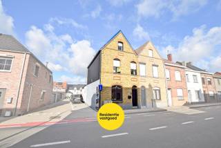 Instapklare gezinswoning met 3 slaapkamers en garage te Nieuwpoort-Stad op 158 m² De woning is in 2018 gerenoveerd en beschikt over 3 slaapkamers en...