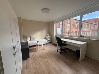 <span><span><strong>**Studio met ruim terras met prachtig uitzicht!**</strong></span><br /><br />Welkom in de Schapenstraat, de autoluwe straat die de verbinding vormt tussen het Damiaanplein en de Tervuursevest. De locatie is een uiterste troef, je bevindt je in de buurt van allerlei faculteiten en faciliteiten. De studio is te vinden op de vierde verdieping en komt volledig <strong>bemeubeld</strong>. Vanuit de leefruimte/slaapkamer heb je toegang tot een <strong>ruim terras</strong> met prachtig uitzicht op het Groot Begijnhof. Er is een aparte <strong>kitchenette</strong> en g<strong>eïnstalleerde badkamer</strong> aanwezig. <br /><br /></span><span><strong>Meer info of een afspraak ter plaatse? Aarzel niet en neem contact op via verhuur@connect-immo.be of 016 229 228</strong></span><br /><br />Onmiddellijk beschikbaar!<br />Huurprijs: €790 + €90 provisie voor verwarming, water en gemeenschappelijke lasten + elektriciteit/internet privatief af te sluiten<br /><span>EPC: 765kWh/m² - 1844415</span>