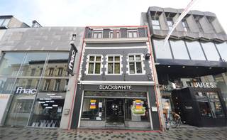 Compleet vernieuwd commercieel pand, gelegen in het beste gedeelte van de Kattestraat, nabij ‘Fnac’, ‘JULES’, ‘Holland and Barret’, ‘Neuhaus’, ‘Hema’, …in een historisch gebouw met authentieke gevel.  Dit pand werd recent ingericht voor de uitbating van een horecazaak. <br />De gelijkvloerse opp. bedraagt 160 m² + verdiep. <br />De maandelijkse huurprijs bedraagt 3.000 euro. <br />Onroerende voorheffing ten laste van de huurder (ongeveer 4.000 Euro/jaar).  Dit betreft een instapklaar pand voor een degelijk horecaconcept. <br />(De inrichting zelf van Black &amp; White is niet meer aanwezig). <br />Onmiddellijk beschikbaar. <br /><br />Benieuwd naar dit bedrijfsvastgoed te huur regio Aalst? <br />Contacteer info @immodelestre.be of 054 33 62 52. <br />www.immodelestre.be<br />