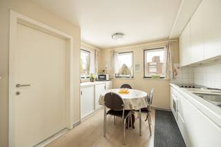 Verzorgd appartement op de eerste verdieping met drie slaapkamers, terrassen, garagebox en twee ondergrondse autostaanplaatsen, gelegen...