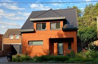 Op zoek naar een leuke gezinswoning in het centrum van Lichtaart? Deze uitstekend onderhouden woning is volledig gerenoveerd in 2016 en ligt vlakbij het groen. Zowel achteraan als vooraan is er zicht op bos. Wandel-, fiets- en mountainbikepaden zijn vlakbij.<br /><br />De inkomhal leidt naar een open leefruimte met veel lichtinval en een gezellige gashaard. De keuken is voorzien van een ruim kookeiland en de nodige inbouwtoestellen. De leefruimte is voorzien van voldoende opbergruimte, een ingemaakte bureau en TV meubel. Een absolute troef is de ruime lichtstraat boven het keukeneiland en de enorme schuifdeur met vliegenraam die toegang tot de tuin verschaft. Daarnaast is er ook een ruime inkomhal achteraan met ingewerkte kasten en een aansluitende douchekamer met toilet. <br /><br />Op het gelijkvloers bevindt zich ook een ruime badkamer, voorzien van een bad en douche, ingemaakte kastenwand met daarin plaats voor een wasmachine en droogkast. In de aansluitende hal is nog een extra toilet te vinden. <br /><br />De koele berging is tevens voorzien van ingemaakte kasten met ruimte door een diepvriezer, strijkplank, wasrek, stofzuiger en zo meer. De berging geeft ook toegang naar de kelder die fungeert deels als opslagruimte en deels als technische ruimte. De kelder is volledig droog en zeer toegankelijk. <br /><br />Op de bovenverdieping bevinden zich 3 slaapkamers, 1 dressing met ingemaakte kasten en 1 toilet. Er is ook een vaste trap naar de zolderkamer voorzien, deze is afgewerkt en biedt plaats aan het ventilatiesysteem daarnaast wordt deze gebruikt als opslagruimte. <br /><br />De tuin is aangelegd met een ruim terras voorzien van een luifel van wel 6 meter en terrasverwarming. Er is een pidpa-aansluiting alsook een regenwateraansluiting en elektriciteit voorzien in de tuin. De tuin is volledig omheind en de oprit is afgesloten met een elektrische poort, voorzien van een codeklavier en twee afstandsbedieningen. <br /><br />Achteraan de tuin staat een ruime garage met plaats voor 1 auto en fietsen of voor 2 auto’s.