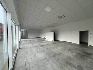 Cette propriété commerciale entièrement repeinte d'environ 170 m² est située sur la Bruggesteenweg, intéressante sur le plan commercial, à...