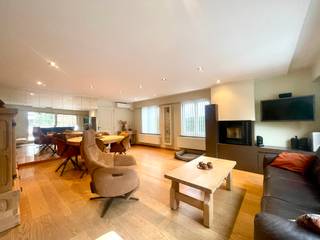 <p><strong>Te koop: luxe halfopen woning nabij het centrum van Menen en vlak bij het park.</strong></p>

<p>Deze woning uit 1990 biedt een aangename combinatie van rust en bereikbaarheid. Met een ruime zuidwestgerichte tuin geniet u van veel buitenruimte en zon. De veranda met zonnewering maakt het mogelijk om het hele jaar door van de tuin te genieten.</p>

<p><strong>Belangrijkste ruimtes:</strong><br />• Inkomhal<br />• Living met veel lichtinval<br />• Volledig uitgeruste keuken met inductiekookplaat, oven, microgolf, koelkast, vaatwasser en dampkap<br />• Badkamer met inloopdouche, toilet<br />• Berging<br />• Apart toilet<br />• Zuidwestgerichte tuin (430 m²)<br />• Garage<br />• Kruipzolder<br />• Tuinhuis<br />• Veranda met zonnewering<br />• 3 slaapkamers</p>

<p><strong>Troeven:</strong><br />• Ruime zuidwestgerichte tuin van 430 m²<br />• Nabij het centrum en vlak bij het park<br />• Veranda met zonnewering voor optimaal buitencomfort</p>

<p>Neem vandaag nog contact op met uw ERA-makelaar voor een bezoek.</p>

<p>JOUW DROOMHUIS. ZO GEVONDEN!</p>