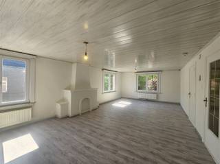 <p><span>Instapklaar appartement met terras gelegen in een enkelrichtingsstraat op uitstekende locatie, vlakbij het centrum.</span></p><p><span>De ligging in Boechout is uitstekend, met gemakkelijke toegang tot scholen, winkels en openbaar vervoer. Dit appartement is perfect voor starters, koppels of iedereen die houdt van de voordelen van een instapklaar appartement in een aantrekkelijke buurt.</span></p><p><span>De indeling: </span><span><br />Het appartement beschikt over een leefruimte, volledig uitgeruste moderne keuken, stijlvol ingerichte badkamer, twee slaapkamers en een terras. <br />Er is een privatieve kelder en een gemeenschappelijke fietsenberging. De grote ramen bieden veel daglicht en creëren een uitnodigende, lichte sfeer in het hele appartement.</span></p><p><span>Pluspunten: </span><span><br />- Klein gebouw met twee appartementen. <br />- Elektriciteit conform <br />- Individuele meters voor elektriciteit en gas (CV op gas)<br />- Gunstig EPC<br />- Uitstekende ligging</span></p><p><span><br />- Opgenomen in het maatregelen register: Nee</span></p>