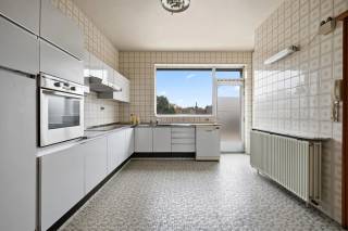 Bel-étagewoning op topligging in het centrum van Tienen, recht tegenover het station en de bushaltes. Dankzij deze centrale ligging geniet u van een uitstekende bereikbaarheid en alle voorzieningen op wandelafstand. De woning biedt veel ruimte en potentieel. Op het gelijkvloers bevindt zich de inkomhal met vaste trap naar de ruime kelder. Op de eerste verdieping vinden we een apart toilet, een ruime keuken met aansluitend terras en een lichtrijke leef- en eetruimte. Op de tweede verdieping zijn er twee ruime slaapkamers en via een trapluik bereikt u de zolder met uitbreidingsmogelijkheden. Ideaal voor wie op zoek is naar een renovatieproject met tal van mogelijkheden op een centrale locatie. Er is ook een mogelijkheid tot het huren van een parkeerplaats en/of garagebox.