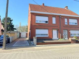 Te renoveren halfopen bebouwing op een perceel van 536 m², rustig gelegen in een zijstraat nabij het centrum, op wandelafstand van winkels, scholen...