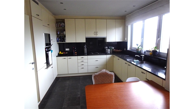 Een mooi afgewerkt duplex appartement met terras en garage - foto 5