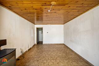 Op een uitstekende locatie te Beerzel bevindt zich deze te renoveren woning met 1 slaapkamer op een perceel van 233 m². U bevindt zich hier vlakbij winkels, eet-en drankgelegenheden, scholen en het openbaar vervoer.<br /><br />We betreden de woning via de inkomhal. De praktische leefruimte kan u inrichten met een gezellige zithoek en een aparte eetplaats en is voorzien van een gaskachel. Aangrenzend aan de leefruimte bevindt zich de keuken de welke is voorzien van de voornaamste toestellen en ook toegang biedt tot de ruime, goed georiënteerde tuin waarin u steeds in alle rust en privacy kan genieten van het mooie weer. Aanpalend aan de keuken beschikt u over een badkamer die uitgerust is met een toilet, lavabo en een douchebad. Tot slot bereikt u via de nachthal de slaapkamer. <br /><br />U bent verplicht om deze woning binnen de 6 jaar na aankoop grondig energetisch te renoveren tot minimum EPC-label D.<br /><br />Dit is een uitstekende opportuniteit als u op zoek bent naar een renovatieproject met veel potentieel nabij het centrum van Beerzel. Contacteer ons voor meer informatie op +32 479/47.09.61 of neem een kijkje op www.boonstravastgoed.be .<br /><br />Bijzonderheden:<br />- Goede locatie<br />- Aangename tuin<br />- Perceel van 233 m²