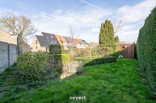 Deze charmante woning gelegen langs de Koolkerkse Steenweg in Brugge biedt een bew. opp. van ca. 140 m² op een perceel van 268 m².STARTPRIJS: Elk...