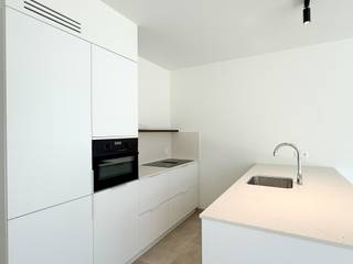 Ontdek dit moderne gelijkvloers appartement, waar comfort, licht en energiezuinig wonen perfect samenkomen.<br /><br />Indeling: inkom, berging, apart toilet, badkamer met inloopdouche, lavabomeubel en handdoekradiator, ruime woonkamer met open keuken en 2 comfortabele slaapkamers.<br /><br />Buiten: privatieve, omheinde tuin.<br /><br />Parkeren &amp; berging: ondergrondse autostaanplaats en privatieve berging met elektriciteit inbegrepen in de huurprijs.<br /><br />Afwerking: volledig geschilderd opgeleverd, voorzien van armaturen, gordijnrails en lichte deuren.<br /><br />Duurzaam &amp; energiezuinig: verwarming via geothermie en zonnepanelen per appartement, E-peil = 20.<br /><br />Algemene onkosten: 85 euro / maand<br /><br />Benieuwd naar dit project? Neem contact met ons op voor meer informatie of een rondleiding:<br />03/775.44.10<br />info@immo-jet.be