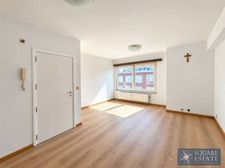<p><span>Square Estate presenteert u dit prachtige appartement met één slaapkamer in het hart van een klein appartementencomplex met lift, ideaal gelegen in het centrum van Strombeek-Bever. </span></p><p><span> </span></p><p><span>Het appartement is als volgt ingedeeld: een woonkamer met een halfopen, volledig ingerichte keuken, een hal, een doucheruimte, een slaapkamer en een terras.</span></p><p><span> </span></p><p><span>Het appartement beschikt tevens over een kelder en de mogelijkheid om een afgesloten garagebox te huren tegen een meerprijs van 100 per maand.</span></p><p><span> </span></p><p><span>Voor meer informatie of om eventueel een bezichtiging te plannen, kunt u contact met ons opnemen via 02/460.42.01 of <span>info@square-estate.be</span></span><span> </span></p><p><span> </span></p><p><span> </span></p>