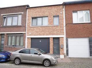 <p><span>WILRIJK - Valaar</span><span>: Instapklare woning met 3 slaapkamers, garage en stadstuin.</span></p><p><span> </span></p><p><span>Deze perfect onderhouden woning werd in 2014 gerenoveerd en is gelegen in een aangename, rustige straat</span></p><p><span>De woning werd zonet volledig herschilderd en voorzien van nieuwe vloerbekleding.</span></p><p><span> </span></p><p><span>BESCHRIJVING:</span></p><p><span> </span></p><p><span>Gelijkvloers</span><span>:</span></p><p><span>Ruime inkomhal..</span></p><p><span>Gastentoilet met handenwasser, aansluiting wasmachine en CV-ketel.</span></p><p><span>Ingemaakte vestiairekast.</span></p><p><span>Gezellige leef- en eetkamer op laminaat.</span></p><p><span>Toegang tot uiterst aangename stadstuin met ingebouwde barbecue, waar het heerlijk vertoeven is.</span></p><p><span>Open, volledig geïnstalleerde keuken voorzien van kasten en alle toestellen (oven, dampkap, koelkast, diepvriezer, nieuwe vaatwasser, kookplaat).</span></p><p><span>Garage voor 1 wagen met automatische sectionaalpoort en extra bergruimte. Parkeerplaats voor de woning.</span></p><p><span> </span></p><p><span>1° Verdieping</span><span>:</span></p><p><span>Overloop met grote kastenwand.</span></p><p><span>Vooraan slaapkamer 1 (ca 13m²) op laminaat.</span></p><p><span>Naastliggende badkamer voorzien van dubbel lavabomeubel, ligbad (met douchemogelijkheid), toilet en handdoekdroger.</span></p><p><span>Slaapkamer 2 (ca 14m²) voorzien van automatische koepel met afstandsbediening.</span></p><p><span>Slaapkamer 3 (ca 17m²), achteraan gelegen.</span></p><p><span> </span></p><p><span>Kelder</span><span>: </span></p><p><span>Deels onderkelderd en verdeeld in praktische bergruimtes.</span></p><p><span> </span></p><p><span>BIJZONDERHEDEN:</span></p><p><span> </span></p><p><span>- Onmiddellijk beschikbaar</span></p><p><span>- Volledig herschilderd en nieuwe vloerbekleding</span></p><p><span>- Zeer aangename buurt op wandelafstand van winkels (o.a.Delhaize), openbaar vervoer en grote invalswegen</span></p><p><span>- Elektriciteit is conform</span></p><p><span>- Dak is geïsoleerd</span></p><p><span>- CV op gas - ketel Vaillant</span></p><p><span>- Laag EPC (184 kWh/m²) - label B</span></p><p><span>- Drie volwaardige slaapkamers</span></p><p><span>- Geschikt voor max.4 personen</span></p><p><span> </span></p><p><span>Een pareltje op aangename locatie!</span></p>