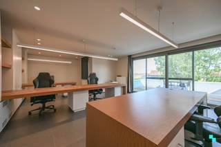 Dit volledig ingericht kantoor met een bruikbare oppervlakte van ca. 105 m² (volgens EPC-attest) is gelegen op een strategische locatie vlak bij het centrum van Izegem, met tal van voorzieningen op wandel- en fietsafstand. Dankzij de vlotte aansluiting op de E403 (afrit Izegem) bereikt u moeiteloos steden als Kortrijk, Roeselare, Brugge en Gent. Ook met het openbaar vervoer is deze locatie uitstekend bereikbaar: meerdere bushaltes bevinden zich in de directe omgeving en het treinstation ligt op minder dan tien minuten van het kantoor. Deze ligging combineert dus een uitstekende bereikbaarheid met een rustige, professionele werkomgeving. Het kantoor is praktisch ingedeeld met een inkomhal en gastentoilet, een eerste bureauruimte (ca.10,98 m²) die perfect dienst kan doen als vergaderruimte of privébureau, een kitchenette, een tweede bureauruimte van ca. 11,96 m² en een berging. Daarnaast is er één grote, open werkruimte van ca. 42,4 m² die momenteel is ingericht voor vier werkplekken en aansluit op een ruim, zonnig terras van ca. 23 m². Kortom, dit instapklare kantoor biedt een comfortabele en efficiënte werkomgeving op een toplocatie in Izegem. CV op aardgas | Voorzien van tal van ingemaakte kasten | Onroerende voorheffing ten laste van de huurder | Onmiddellijk beschikbaar. Contacteer ons voor meer informatie. 051 67 67 57 www.bordes.be