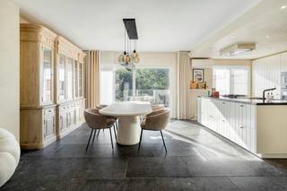 ENERGIEZUINIGE, INSTAPKLARE WONING MET GROTE ZONGERICHTE TUIN<br /><br />Op zoek naar een instapklare, energiezuinige woning met veel ruimte én een grote zonnige tuin? Dan is deze woning aan de Nieuwe Baan 53 in Vrasene beslist het ontdekken waard!<br /><br />De woning werd in 2018-2019 volledig gerenoveerd en verkeert in uitstekende staat. Met EPC-label A, zonnepanelen en conforme elektriciteit geniet u hier van een comfortabele en energiezuinige thuis.<br /><br />De centrale ligging zorgt voor een vlotte bereikbaarheid met de wagen en het openbaar vervoer. Een absolute troef is de ruime zongerichte tuin, aangevuld met een terras en een groot zonneterras op de verdieping.<br /><br />Bovendien werd recent een vergunning bekomen voor het verbouwen naar een handelsactiviteit (kapsalon, nagelstudio, verzekeringskantoor,...). Hierdoor biedt de woning ook interessante mogelijkheden voor wie wonen en werken wil combineren.<br /><br />Indeling:<br /><br />Gelijkvloers: inkomhal, slaapkamer/bureel, douchekamer, gastentoilet, zeer ruime garage, bergruimte, terras en grote tuin.<br /><br />1ste verdieping: zeer ruime woonkamer met open, volledig ingerichte keuken (gaskookvuur, vaatwasser, oven, microgolf, koelkast en diepvries), toilet, ruime slaapkamer en groot zonneterras.<br /><br />2de verdieping: ruime slaapkamer met ingebouwde kasten en airco, badkamer met ligbad en inloopdouche.<br /><br />Troeven: volledige renovatie 2018-2019 • EPC A • zonnepanelen • conforme elektriciteit • 3 slaapkamers • grote tuin • zonneterras • ruime garage • airco • vergunning voor handelsactiviteit • centrale ligging.<br /><br />PRE-SALE: bezoeken mogelijk van maandag 26 t.e.m. zaterdag 31 oktober 2026, uitsluitend op afspraak. De vermelde prijs is een instelprijs.<br /><br />Voor meer informatie kunt u contact opnemen met dossierverantwoordelijke Alain Van der Aa.<br /><br />Plan vandaag nog uw bezoek via dewaele.com of bel 03 296 80 50!<br /><br />De eigendom wordt aangeboden via de Pre-sale formule. Van 26/10/2026 om 09:00 tot 31/10/2026 om 18:00 kan u het huis op afspraak komen bezichtigen en een bod uitbrengen. De vermelde prijs is een instelprijs. Voor meer info, gelieve contact op te nemen met de dossierverantwoordelijke.<br /><br />Bestuursmaatregelen in het maatregelenregister: nee