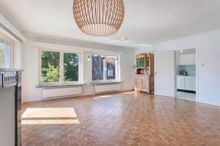 Ruim en energiezuinig appartement te koop in Ieper met 3 slaapkamers en een uniek terras. Toplocatie in centrum Ieper met mooi zicht op het Astridpark! Het appartement beschikt over een zéér gunstig EPC en is asbestvrij. Het appartement is echter wel op te frissen. Contacteer Maxime op 0493 25 32 64 of via maxime.delbaere@dewaele.com INDELING: Verdiep -1: Kelderberging Gelijkvloers: Gemeenschappelijke inkomhalVerdiep +3: Inkomhal met apart toilet - Ruime en lichtrijke woonkamer met zicht op het Astridpark - Uitgeruste keuken - Ruime berging voldoende voor plaatsen van wasmachine, droogkast en frigo - Badkamer voorzien van bad en lavabo (te renoveren) - Master Bedroom met toegang tot het unieke en ruime terras - 2 slaapkamers. ALGEMEEN: - EPC: B-label - Asbestvrij appartement- Nieuwe HR-ramen in Alluminium - Centrale verwarming op aardgas (condesatieketel) - Mooi zicht op het Astridpark!- Mogelijkheid tot het huren van een garage. Bestuursmaatregelen in het maatregelenregister: nee