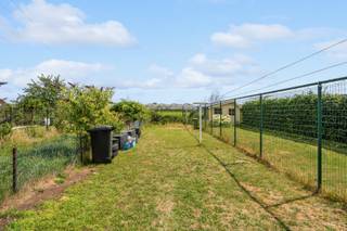 Deze verzorgde gezinswoning bevindt zich in het groene Destelbergen, een gemeente die rust en bereikbaarheid perfect combineert. Dankzij de vlotte verbinding naar Gent en de E17 zijn zowel het stadscentrum als de omliggende gemeenten snel bereikbaar. Scholen, winkels en openbaar vervoer bevinden zich bovendien op wandel- en fietsafstand, waardoor deze locatie bijzonder aantrekkelijk is voor gezinnen en pendelaars.<br /><br />Bij het betreden van de woning komt u binnen in de gezellige eetkamer, die aansluit op de uitgeruste keuken. Deze is voorzien van een gaskookplaat, ingebouwde oven en combi-microgolfoven. Achteraan bevindt zich de lichtrijke leefruimte, die dankzij de grote schuifdeur uitgeeft op de ruime tuin. Op het gelijkvloers vindt u eveneens de badkamer, uitgerust met een inloopdouche en toilet.<br /><br />Op de eerste verdieping bevinden zich twee volwaardige slaapkamers, die elk voldoende ruimte bieden voor een comfortabel slaap- of kinderkamer.<br /><br />De opvallend diepe, zonnige tuin vormt zonder twijfel een van de grootste troeven van deze woning. Hier geniet u in alle rust van het buitenleven, met voldoende plaats voor een ruim terras, een speelzone voor kinderen, een moestuin of een tuinhuis. Het is de ideale plek om te ontspannen of gezellige momenten door te brengen met familie en vrienden.<br /><br />Deze instapklare woning is de ideale keuze voor starters, jonge gezinnen of wie op zoek is naar een verzorgde woning met een ruime tuin op een gunstige locatie, vlak bij Gent.<br /><br /><strong>Pluspunten</strong>
<ul>
<li>Instapklare en verzorgde afwerking</li>
<li>Diepe, zonnige tuin met terras</li>
<li>Uitgeruste keuken</li>
<li>Rustige ligging met vlotte verbinding naar Gent en de E17</li>
</ul>
Elk bod wordt ter beoordeling voorgelegd aan de eigenaar, die zich het recht voorbehoudt om een bod al dan niet te aanvaarden.<br />Heeft u interesse in dit pand? Neem snel contact op via het nummer 0484 14 96 86 of info@oko.immo