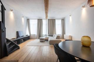 Op een strategische locatie in het centrum van Ninove bevindt zich dit instapklare handelspand met bovenliggend stijlvol appartement. Het...