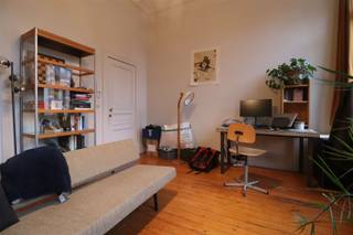 <p>Interesse? Gelieve uw gegevens in te vullen onderaan de advertentie op onze website www.sinjoor.be. De dossierverantwoordelijke zal nadien zo snel mogelijk contact met u opnemen.</p><p>Fan van authentieke charme met modern comfort? Ontdek snel dit karakter appartement</p><p>Gelegen aan het groene Park Spoor Noord. Het park is een hit bij de Antwerpenaars die hier komen spelen, zonnebaden of sporten. Nabij een talrijk aanbod van winkels, gezellige restaurants en cafés en tevens direct aan alle grote invalswegen. Openbaar vervoer, deelvervoer en Velo-station op wandelafstand.</p><p>•          Authentieke elementen<br />•          Beschikbaar vanaf 1/06/2026</p><p>Dit appartement van 60 m² is gelegen op de eerste verdieping van een kleinschalig gebouw met 4 appartementen dat volledig werd opgefrist.<br /> <br />De moderne leefruimte op parket is ingedeeld in een living, eetkamer en keuken met geïnstalleerd met toestellen en aansluiting voor wasmachine. Via de gemeenschappelijke hal heb je toegang tot de badkamer met douche, wastafel, toilet en handdoek droger en aansluitend de slaapkamer aan de rustige achterzijde van het gebouw.</p><p>De elektriciteit op individuele meter op naam van huurder.<br />Maandelijkse kosten € 75/ maand (Elektriciteit gemene delen, beheer, diversen en  privatief verbruik van water).<br /> </p>