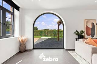Ontdek deze stijlvolle nieuwbouwwoningen, rustig gelegen in een groene, landelijke omgeving. Binnen ervaar je meteen een aangenaam gevoel van ruimte. Met een bewoonbare oppervlakte van ca. 182 m² en opvallend ruime slaapkamers bieden deze woningen heel wat meer ruimte dan je doorgaans van een nieuwbouwwoning verwacht. De praktische indeling, moderne architectuur en duurzame technieken maken het plaatje compleet. Een comfortabele thuis waar ruimte, rust en hedendaags wooncomfort perfect samenkomen.<br /><br />Je komt binnen via een inkomhal met gastentoilet. De ruime en lichtrijke leefruimte vormt het hart van de woning en sluit naadloos aan op de open keuken. Aansluitend vind je een praktische berging/wasruimte.<br />Op de bovenverdieping zijn er 3 tot 4 volwaardige slaapkamers, een comfortabele badkamer en extra bergruimte. Perfect voor gezinnen of wie graag wat extra plaats heeft.<br /><br />Deze woningen zijn bijzonder energiezuinig met een E-peil lager dan 20 en uitgerust met zonnepanelen én een warmtenetwerk. Dat betekent:<br />Lagere energiekosten, hoog wooncomfort, duurzaam en klaar voor de toekomst<br /><br />Als koper heb je nog inspraak in de afwerking van de keuken, vloeren en badkamer. Voor deze afwerkingen zijn budgetten voorzien die reeds in de aankoopprijs zijn inbegrepen.<br /><br />De toegevoegde foto’s zijn beelden van de modelwoning en geven een goed beeld van de afwerking en uitstraling.<br />Momenteel zijn er nog drie gesloten bebouwingen en één halfopen bebouwing te koop.<br /><br />* Prijzen excl. btw en kosten.<br /><br />Een vrijblijvend gesprek over dit project is mogelijk bij ons op kantoor.<br /><br /><strong>Ook wild geworden van deze thuis?<br />Twijfel niet langer en leg vandaag nog uw bezoek vast!</strong>