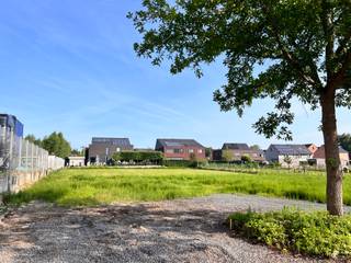Bent u op zoek naar een bijzondere bouwgrond in het hart van Kruishoutem? Dit perceel biedt tal van mogelijkheden: één halfopen bebouwing met een...