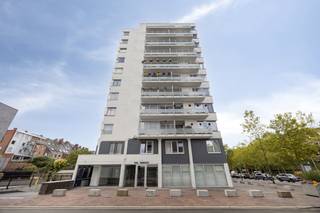 Bent u op zoek naar een interessant investeringsappartement op een centrale locatie in Genk? Dan is dit verhuurde 2-slaapkamerappartement aan de Eindgracht absoluut het ontdekken waard.<br /><br />Het appartement is gelegen op de 5de verdieping en is vlot bereikbaar via zowel lift als trap. De uitstekende ligging vormt één van de belangrijkste troeven. Het bruisende centrum van Genk, het stadsplein en het treinstation bevinden zich op wandelafstand. Ook winkels, horeca, scholen en openbaar vervoer zijn vlakbij. Een locatie waar alles binnen handbereik ligt en die daardoor aantrekkelijk is voor een brede groep bewoners.<br /><br />Het appartement heeft een oppervlakte van 77 m² volgens het EPC. Bij binnenkomst komt u terecht in de inkomhal met vestiairekast en apart toilet. De aangename woonkamer biedt voldoende ruimte voor een gezellige zit- en eethoek en geeft rechtstreeks toegang tot het terras. Verder beschikt het appartement over een keuken en een praktische berging.<br /><br />Via de nachthal bereikt u de twee slaapkamers en de badkamer. Dankzij de praktische indeling worden de beschikbare vierkante meters optimaal benut en biedt het appartement alle nodige comfort.<br /><br />Ook energetisch is dit appartement interessant. Met een gunstig EPC-label C geldt er geen energetische renovatieverplichting. Bovendien is het appartement asbestveilig, twee bijkomende pluspunten voor een toekomstige eigenaar.<br /><br />Het appartement is momenteel verhuurd aan €760 per maand, waardoor u als investeerder meteen over een bestaande huurinkomst beschikt.<br /><br />Kortom: een aantrekkelijk 2-slaapkamerappartement op de 5de verdieping met terras, een gunstig EPC-label en een uitstekende ligging in het centrum van Genk. Een interessante opportuniteit voor wie wil investeren in vastgoed op een centrale en vlot bereikbare locatie.<br /><br />Bestuursmaatregelen in het maatregelenregister: nee