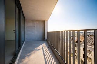 <span>OMGEVING</span><br /><span>De ligging aan de Muidepoort biedt een perfecte balans tussen stedelijk leven en serene groene omgevingen. De nabijheid van parken, wandelpaden langs de Leie en een scala aan winkels en eetgelegenheden maken dit de ideale plek om te wonen.</span><br /><span>De Muidepoort staat bekend om zijn gezellige en dynamische sfeer, waardoor het een aantrekkelijke woonomgeving is voor zowel jonge professionals als gezinnen. Hier geniet je van het beste wat Gent te bieden heeft, met gemakkelijke toegang tot het stadscentrum en uitstekende verbindingen met het openbaar vervoer.</span><br /><br /><span>INDELING</span><br /><span>De appartementen bieden een harmonieuze mix van ruimte en licht, met grote ramen die elke kamer vullen met natuurlijk daglicht. De open woonruimtes zijn perfect voor zowel ontspanning als entertainment, en de moderne keukens zijn uitgerust met de nieuwste apparatuur. Elk appartement beschikt over één tot drie slaapkamers, ideaal voor gezinnen, professionals als investeerders.</span><br /><br /><span>De bewoonbare oppervlakte van de appartementen variëren van 67m² tot en met 137m².</span><br /><br /><span>E-PEIL 30</span><br /><span>Gebouwd met duurzaamheid in gedachten zijn de appartementen energiezuinig en voorzien van een warmtepomp en zonnepanelen. Dit resulteert niet alleen in lagere energiekosten, maar draagt ook bij aan een groenere toekomst.<br /><br />Het project werd opgeleverd.<br /><br />Contacteer Krista voor meer info 0470 70 72 26.<br /></span>