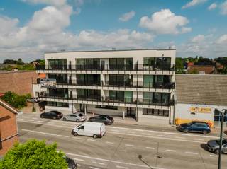 Nieuwbouw gelijkvloers appartement met 2 slaapkamers en privé tuin.Indeling:Inkomhal met vestiaire, berging en wc, keuken met eetkamer, een ruime...