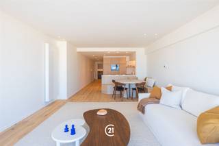 Buitenkansje in Het Zoute: volledig gerenoveerd appartement van 105 m² met 3 slaapkamers, 2 badkamers en frontaal zeezicht. Gelegen op de 2de verdieping, waar luxe, licht en een uitzonderlijke ligging samenkomen. Bezoek snel, en verblijf nog deze zomer in jouw appartement.