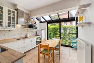 <p><strong>Te koop: halfopen woning in een rustige woonwijk van Vilvoorde, op korte afstand van scholen, openbaar vervoer en het treinstation.</strong></p><p>Deze woning uit 1962 biedt een comfortabele indeling en een aangename ligging aan de stadsrand. Dankzij de inpandige garage en de ruime tuin van 125 m² geniet u van zowel praktische als ontspannende buitenruimte. Bovendien is de elektrische installatie volledig conform, wat zorgt voor extra gemoedsrust.</p><p><strong>Belangrijkste ruimtes:</strong></p><p>• Woonkamer (23,3 m²) met veel lichtinval</p><p>• Keuken (12,5 m²) met dubbele spoelbak, vaatwasser, dampkap, oven en elektrische kookplaat</p><p>• Drie slaapkamers (12,0 m², 13,6 m² en 15,8 m²)</p><p>• Badkamer (4,2 m²) met ligbad, toilet en wastafel in meubel</p><p>• Bureel (5,6 m²)</p><p>• Bergingen (7,9 m² en 6,1 m²) voor extra opslag</p><p>• Inpandige garage (18,3 m²) met verlichting en elektriciteit</p><p>• Tuin (125 m²) ideaal voor ontspanning</p><p><strong>Troeven:</strong></p><p>• Gelegen in een rustige woonwijk van Vilvoorde</p><p>• Inpandige garage + ruime tuin</p><p>• Elektrische installatie conform</p><p><strong>Neem vandaag nog contact op met Selena Perez y Latorre via +32 2 335 11 13 voor een bezoek.</strong></p><p>JOUW DROOMWONING. ZO GEVONDEN!</p>