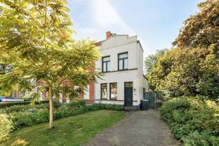 <p><span>Ben je op zoek naar een karaktervolle woning met een zee van buitenruimte op een uiterst centrale locatie, die je nog helemaal naar eigen hand kunt zetten? Deze charmante halfopen bebouwing aan de Bredabaan 774 in Brasschaat biedt de perfecte basis om jouw droomwoning te realiseren. Met een flinke dosis karakter en een geweldige tuin is dit de ideale renovatieopportuniteit.</span></p><p><span>De highlights:</span></p><ul><li><span>Karaktervolle en uiterst charmante gevel met enorm veel potentieel.</span></li><li><span>Prachtige, diepe tuin met een gezellig overdekt terras om nu al van te genieten.</span></li><li><span>Klaar voor de toekomst met een eigen laadpaal voor je elektrische auto.</span></li><li><span>Renovatieproject, ideaal om te moderniseren naar eigen smaak.</span></li></ul><p><span>Indeling en afwerking: Je komt binnen via de inkomhal die meteen de gezellige sfeer van de woning ademt. De leefruimte geniet van een fijne lichtinval en sluit mooi aan op de achterliggende ruimtes waaronder de keuken met heel veel opbergmogelijkheden. Gelijkvloers bevindt zich eveneens de badkamer met inloopdouche. Op de eerste verdieping liggen de drie slaapkamers. Hoewel de woning wat liefde en werk nodig heeft om energetisch en modern helemaal futureproof te worden, is de basis fantastisch. De absolute troef bevindt zich achteraan: een uitzonderlijk grote, diepe tuin waar kinderen naar hartenlust kunnen spelen en een prachtig overdekt terras. Je wagen parkeer je op de oprit, die alvast is uitgerust met een moderne laadpaal.</span></p><p><span>Over de buurt: De woning is gelegen in het gezellige centrum van Maria-ter-Heide (Brasschaat). Je woont hier met alle voorzieningen binnen handbereik: winkels, gezellige horeca, scholen en openbaar vervoer liggen op wandelafstand. Bovendien sta je zo in het prachtige park van Brasschaat of het Peerdsbos voor een ontspannende wandeling, en geniet je van een snelle verbinding naar de E19.</span></p><p><span>Interesse om de handen uit de mouwen te steken en hier jouw droomhuis van te maken? Neem vandaag nog contact met ons op via 03/646.66.55 of lynn@sinjoor.be</span></p>