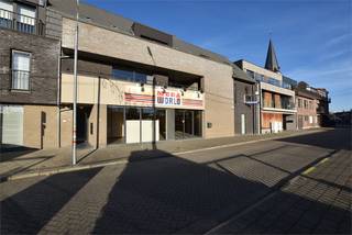 Uniek opportuniteit!! Polyvalente handelsruimte van maar liefst 580 m² op uitstekende locatie te centrum Putte.POP UP MOGELIJK !! Dit uitzonderlijk...