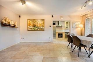 <p><span>Licht en ruim appartement met twee slaapkamers en groen uitzicht.</span></p><p><span> </span></p><p><span>Op een toplocatie bevindt zich dit aangename en bijzonder lichtrijke appartement met een bewoonbare oppervlakte van circa 81 m². </span></p><p><span> </span></p><p><span>Het appartement is gelegen in een proper, rustig en goed onderhouden gebouw. De ruime leefruimte biedt voldoende plaats voor een gezellige zit- en eethoek en geniet dankzij de grote raampartijen van een uitzonderlijke lichtinval.</span></p><p><span> </span></p><p><span>Aansluitend bevindt zich het fijne terras, waar u in alle rust kunt genieten van een mooi groen uitzicht. Verder beschikt het appartement over een keuken, twee volwaardige slaapkamers, twee bergingen en een badkamer. </span></p><p><span> </span></p><p><span>De praktische indeling en aangename woonvolumes maken dit appartement ideaal voor zowel eigen bewoning als investering. </span></p><p><span> </span></p><p><span>Een ruime private kelderberging is inbegrepen. </span></p><p><span> </span></p><p><span>Wenst u meer informatie of een bezichtiging in te plannen? Neem dan gerust contact met ons op. </span></p>