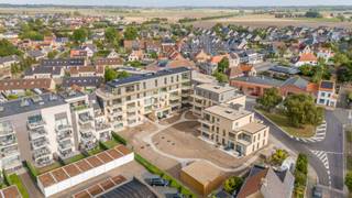 Deze casco handelsruimte maakt deel uit van het nieuwbouwproject 'Residentie Vue' te Veurne.<br />Mogelijkheid tot aankoop van autostaanplaats, afgesloten garage en/of kelderberging in het ondergronds complex. <br /><br />Handelspand: 181,49m²