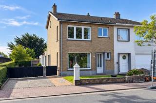 Deze ruime te renoveren halfopen bebouwing met veel parkeergelegenheid is gelegen in een rustige verkavelingswijk in Heist en vormt een bijzonder interessante opportuniteit voor wie op zoek is naar een woning die volledig naar eigen smaak en wensen kan worden aangepast.<br /><br /><br />De woning beschikt over een ruim en veelzijdig volume en biedt zowel op het gelijkvloers als op de verdieping heel wat mogelijkheden. In de huidige indeling is er bovendien reeds een slaapkamer op het gelijkvloers, wat de woning ook interessant maakt voor zorgwonen.<br /><br />Een bijkomend pluspunt is dat de woning niet gelegen is binnen een zone waar voor de volledige wijk vaste voorschriften gelden. Dit biedt mogelijkheden om de renovatieplannen met de nodige flexibiliteit te bekijken, uiteraard steeds in overleg met de bevoegde diensten. Om een beeld te geven van de mogelijkheden werd een voorbeeldvisualisatie gemaakt van hoe de woning er na renovatie zou kunnen uitzien.<br /><br />Ook op vlak van parkeren is er heel wat troef: de woning beschikt over een ruime garage en bijzonder veel parkeergelegenheid, een grote meerwaarde in Heist.<br /><br />Indeling:<br /><br />Gelijkvloers:<br />- Inkomhal,<br />- Gastentoilet,<br />- Leefruimte met zithoek en eetgedeelte,<br />- Ruime keuken,<br />- Bijkeuken,<br />- Gang,<br />- Slaapkamer met wastafel,<br />- Veranda,<br />- Garage,<br /><br />Eerste verdieping<br />- Nachthal,<br />- Ruime slaapkamer,<br />- Badkamer met bad, wastafel en toilet,<br />- Tweede slaapkamer,<br />- Bureauruimte,<br />- Vlizotrap naar de zolderruimte,<br /><br />Een woning met bijzonder veel potentieel op een rustige ligging in Heist, ideaal voor wie bereid is de handen uit de mouwen te steken en op zoek is naar een pand met ruimte, parkeermogelijkheden en mogelijkheden om er een eigen woonconcept van te maken.<br /><br />Interesse? Neem contact op met Maxim via 0477 06 03 30 of via maxim@rhvastgoed.com voor meer informatie of een bezoek ter plaatse.