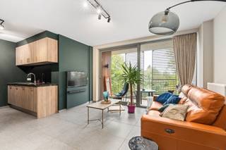 <p><span>Élégant appartement de 2 chambres de 86 m² aux finitions haut de gamme, idéalement situé à Mortsel</span></p><p><span>Découvrez cet appartement aux finitions raffinées situé au 100 Roderveldlaan à Mortsel. Avec ses deux chambres et ses matériaux haut de gamme, cet appartement offre une combinaison idéale entre qualité, confort et style de vie contemporain.</span></p><p><span>Son emplacement exceptionnel constitue un atout majeur, avec des commerces, des écoles et les transports en commun à proximité. <br />Grâce aux liaisons faciles vers Anvers et les communes environnantes, cet appartement est idéal pour ceux qui souhaitent vivre confortablement et au cœur de l'action.</span></p><p><span>Une opportunité exceptionnelle pour les jeunes ménages, les couples ou les investisseurs à la recherche d’un bien de qualité dans un emplacement privilégié !</span></p><p><span> </span></p><p><span>Agencement </span></p><p><span> </span></p><p><span>- Un hall d'entrée central donnant accès à toutes les pièces</span></p><p><span>- 2 grands débarras, dont 1 équipé d'un branchement pour lave-linge et sèche-linge</span></p><p><span>- Un vaste espace de vie lumineux avec cuisine ouverte et accès à la terrasse. </span></p><p><span>- La cuisine ouverte est équipée de tout le confort nécessaire ; on y a opté pour un plan de travail en granit.</span></p><p><span>-</span></p>