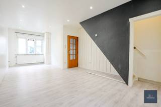 Deze woning heeft een oppervlakte van 123m² en is gelegen nabij het centrum van Gent.<br /><br />Via de inkomhal betreden we de ruime en lichtrijke leefruimte. Aansluitend bevinden zich de keuken de badkamer. met douche, wastafel en toilet. Er is ook een aansluiting om een wasmachine te plaatsen.<br /><br />Op zowel de eerste als de tweede verdieping zijn telkens 2 slaapkamers.<br /><br />De woning beschikt over een koer.<br />De elektrische installatie werd recent conform gekeurd.<br /><br />De woning is gelegen dichtbij verschillende restaurants, supermarkten, fitness, apotheek... Op fietsafstand van centrum Gent.<br /><br />Voor meer informatie -> xavier@makelaarshuys.be / 0468 31 17 51