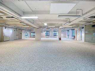 Gelegen op de eerste verdieping vinden we deze high-end kantoorruimte van +/- 600m² terug. Het kantoor is voorzien een keuken, sanitair,...