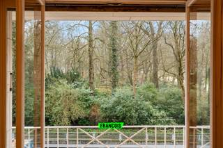 Met uitzicht op het Jubelpark, op de tweede verdieping met lift van dit luxe gebouw, profiteert dit prachtige doorzon appartement van ongeveer 126...