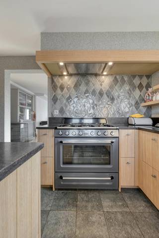 Deze charmante open bebouwing in deelgemeente Beek werd in 2021 volledig gerenoveerd en combineert modern comfort met een uitstekende ligging...