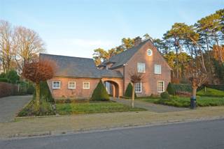 In een doodlopende straat bevindt zich deze goed onderhouden en tijdloze villa, omgeven door een uitgestrekte parktuin van ongeveer 41 are. De...