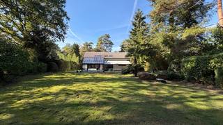 Zeer rustig en residentieel gelegen villa op 28 are 94 ca met mooie aangelegde tuin. <br />Omvat: inkomhal, wc, ruime en zonnige living met inbouwhaard en een open keuken welke recent volledig werd ingericht, ruime veranda, 4 slaapkamer, recente douchekamer, garage voor 2 wagens, bergkelders.<br />Woning met veel lichtinval door grote ramen. <br />Bouwjaar 1974 - zeer goede staat - dakbedekking werd recent ontmost en behandeld met coating.<br />CV met aardgas - nieuwe hoogrendement condenserende verwarmingsketel + airco/warmtepomp in living en hoofdslaapkamer. Ki 2.522 euro.<br />EPC 360 kwh/m² - energielabel D - UC3966611RES1.<br />De woning is asbestveilig volgens het asbestinventarisattest.<br />Stedenbouwkundige vastgoedinfo in aanvraag: woning en tuin gelegen in woonpark (= residentieel woongebied) en achtertuin in dag-en verblijfsrecreatie - geen voorkooprecht ruimtelijke ordening - geen maatregelen in het Vlaams handhavingsplatform.<br />Geen risicozone voor overstromingen - gebouwscore A - perceelscore A en 1m² tegen de straat B.