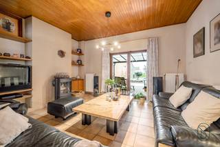 Deze woning is goedgelegen, en biedt veel potentieel voor mensen op zoek naar ruimte.Terras en tuin, dubbele carport achteraan, handige oprit en...