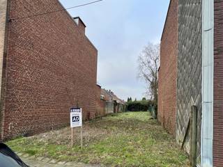 <p><span>Mooi perceel bouwgrond voor stadswoning met tuin in het centrum van Ronse.</span></p><p><span>Vrije plankeuze volgens verkavelingsvoorschriften. Bouwverplichting.</span></p><p><span>Meer info op kantoor.</span></p>