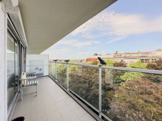 <p><span>2 slaapkamer appartement met ruim terras op een toplocatie nabij het Rivierenhof </span></p><p><span> </span></p><p><span>OMGEVING</span></p><p><span>Dit instapklare appartement is gelegen op de zesde verdieping van een goed onderhouden gebouw. De ligging vlak bij het Rivierenhof biedt het beste van twee werelden, een groene woonomgeving met alle dagelijkse voorzieningen binnen handbereik. Bovendien is parkeren in de buurt eenvoudig dankzij de parkeermogelijkheden in de omliggende straten.</span></p><p><span> </span></p><p><span>INDELING </span></p><p><span>Via de lift bereik je het appartement en treed je binnen in een ruime inkomhal met ingemaakte kasten en een afzonderlijk gastentoilet.</span></p><p><span> </span></p><p><span>De aangename leefruimte geniet van veel natuurlijk licht en biedt een mooi uitzicht op de omgeving. Aansluitend bevindt zich de keuken voorzien van alle comfort, die rechtstreeks toegang geeft tot het ruime terras, waar je kan genieten van de ochtendzon.</span></p><p><span>Verder beschikt het appartement over twee volwaardige slaapkamers en een badkamer, ingericht met een dubbel lavabomeubel en een ligbad met douche.</span></p><p><span> </span></p><p><span>Als extra bergruimte is er een privatieve kelderberging aanwezig.</span></p><p><span> </span></p><p><span>Gemeenschappelijke kosten: €160 per maand (incl, onderhoud van de gemeenschappelijke delen, water, verwarming, elektriciteit van de gemeenschappelijke delen)</span></p><p><span> </span></p><p><span>Extra pluspunt: bij het appartement hoort er een garagebox met elektrische poort en elektriciteit. Deze ruime en brede garage zorgt voor voldoende plaats voor een wagen en meerdere fietsen.</span></p><p><span> </span></p><p><span>BIJZONDERHEDEN</span></p><p><span>- Ruim en zonnig terras</span></p><p><span>- Privatieve kelderberging en garagebox</span></p><p><span>- Gunstige en groene omgeving</span></p><p><span> </span></p><p><span> </span></p>