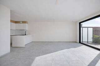 2 Nieuwbouwappartementen in residentie "Jacqueline", een kleinschalige residentie met 8 eenheden. Deze ligt op een toplocatie met uitvalbasis naar alle voorzieningen, winkels en aansluiting naar hoofdwegen. De 2 gelijkvloerse appartementen zijn kwalitatief ingericht en beschikken over zonnepanelen en een warmtepomp. Ze omvatten elk 1 slaapkamer, een ruime lichtrijke leefruimte, een geïnstalleerde keuken, badkamer met wastafel en douche, een berging en een afzonderlijk toilet. <br />Buiten beschikken de appartementen over een zuidgericht terras en achteraan bevindt zich nog een staanplaats (aansluiting laadpaal is reeds aanwezig) en praktische opslagruimte. Mogelijkheid om aan te kopen onder 6% BTW op de totaliteit.<br />Rolstoeltoegankelijk en appartement 2.0 beschikt over een 2de toegangsdeur.<br /><br />Voor info of bezichtiging: 054 23 53 83 of info@localsvastgoed.be