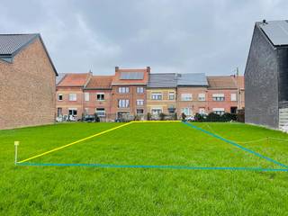 Dit vlakke perceel bouwgrond is ideaal gelegen, net buiten de ring van Tienen met een zeer goede bereikbaarheid en op wandelafstand van...